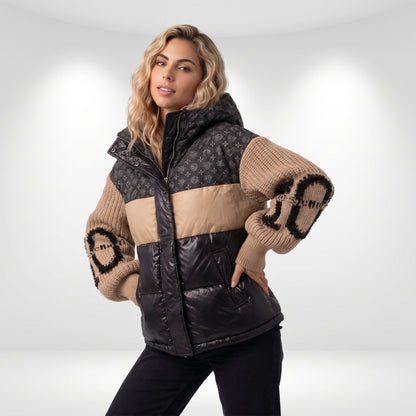 CELIA | CHAQUETA ACOLCHADA CON CAPUCHA Y MANGAS DE PUNTO