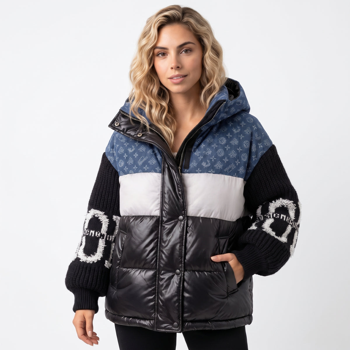 CELIA | CHAQUETA ACOLCHADA CON CAPUCHA Y MANGAS DE PUNTO